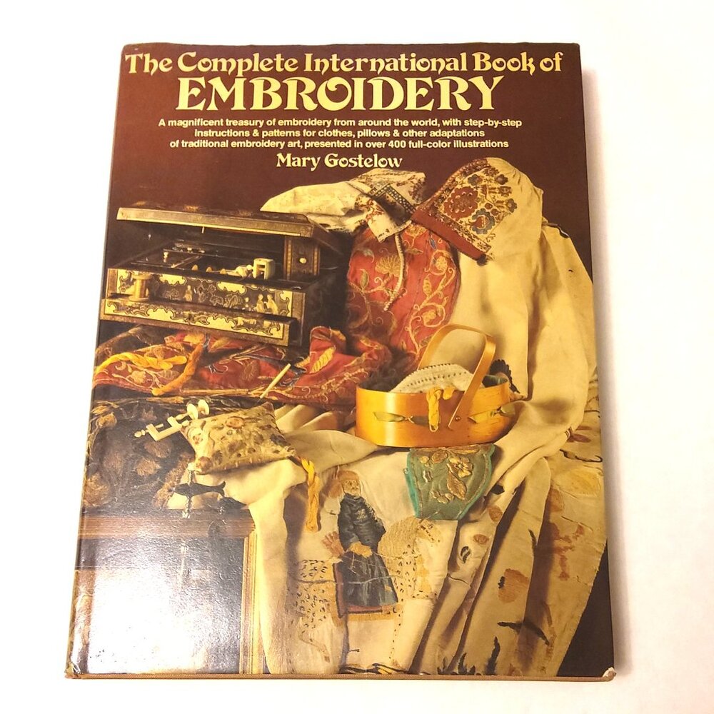 Preowned The Complete International Book of Embroidery Hardcover – Jan. 1 1977